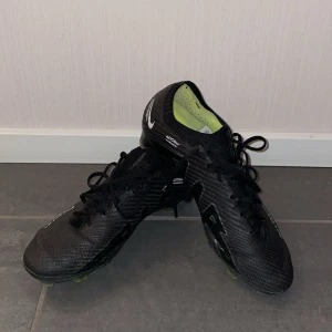 Nike Mercurial Vapor - Säljer ett par snygga Nike Mercurial Vapor Air Zoom då de inte kommer till användning. Tecken på användning finns med skorna är 8/10 skick. Tveka inte om att höra av er vid fler frågor!🤩