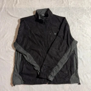 Retro fleecejacka New Balance -  Svart retro fleecejacka från New Balance. Jackan har en dragkedja framtill och är långärmad. Varm och skön tröja, Perfekt nu när våren kommer fram.