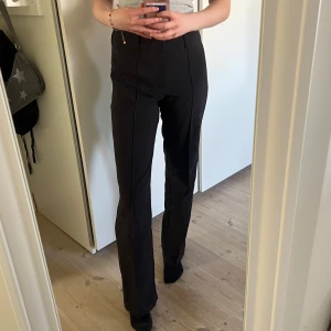 Madlady kostymbyxor - Snygga svarta kostymbyxor med bootcut-stil från Madlady. St 34 i midjan med regular i längd, jag är 170cm! Inga defekter. ❤️