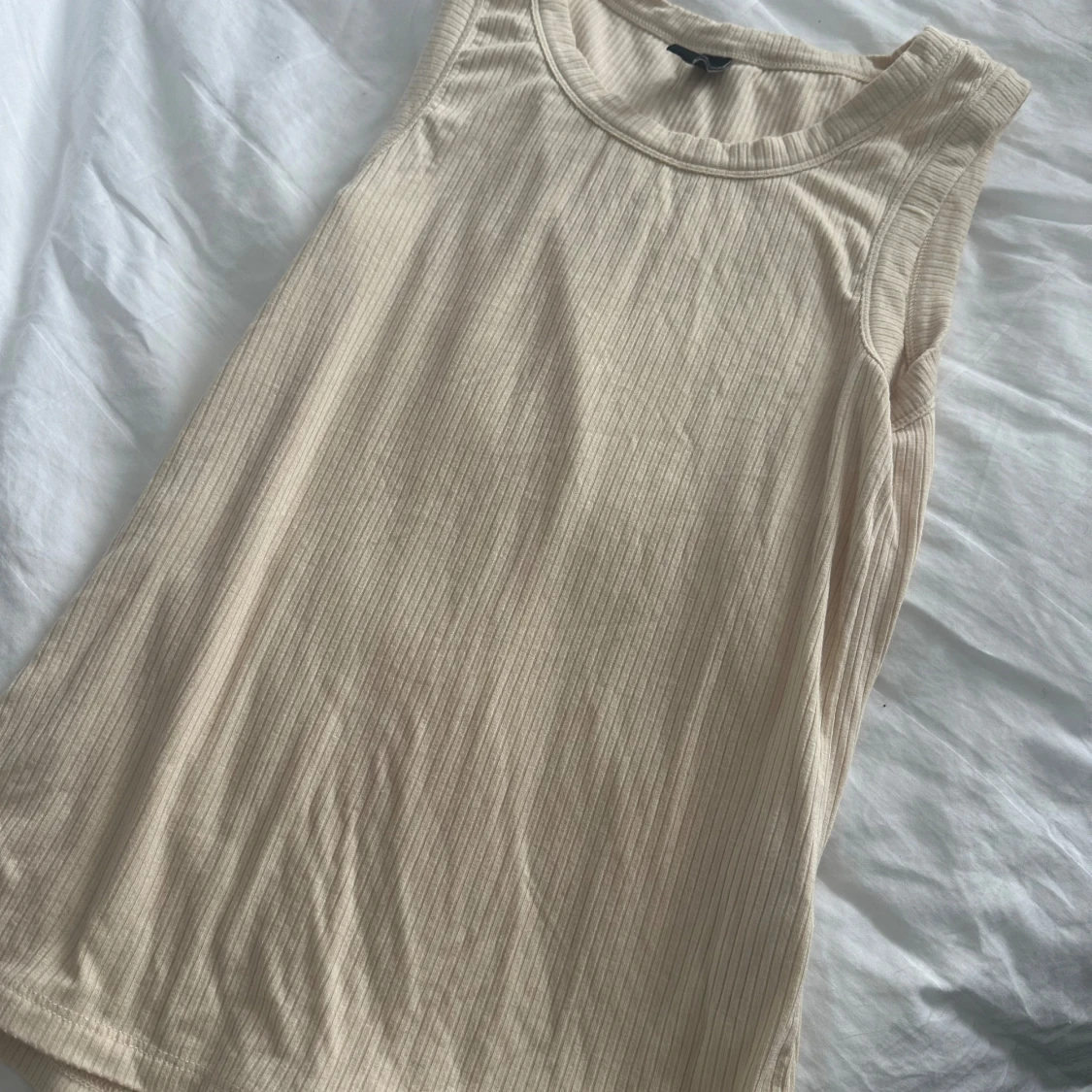 Beige ribbad linnetopp - 1