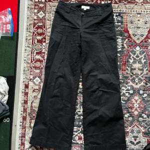 Svarta Lågmidjade kostymbyxor från Eddie Bauer! - Snygga svarta Lågmidjade byxor från Eddie Bauer med en klassisk design. Byxorna har en rak passform och är tillverkade i ett bekvämt material. Perfekta för en stilren look. I perfekt skick!