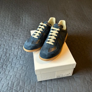 Maison margiela skor  - Snygga blå margielas i storleken 43. Väldigt sällsynta skor. Skorna har en klassisk design och är i perfekt skick 10/10. Perfekta för en stilren look. Ny pris 7999kr