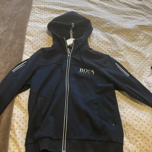 Marinblå hoodie Hugo boss - Marinblå zip hoodie från Hugo boss slutat tillverkas. Bra skick storlek S