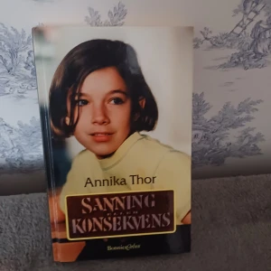 Sanning eller konsekvens - Boken 'Sanning eller konsekvens' av Annika Thor handlar om Nora och hennes vänskap med Sabina och Fanny. När Nora börjar sexan förändras allt och hon ställs inför svåra val. En berättelse om vänskap och att våga stå upp för sig själv.