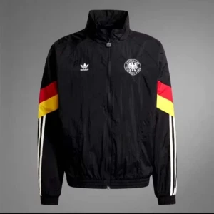 Svart vindjacka från Adidas - Säljer en svart vindjacka från Adidas med Tysklands flaggfärger på ärmarna. Jackan har dragkedja och vita ränder längs ärmarna. Perfekt för sportiga tillfällen eller som en stilren vardagsjacka.