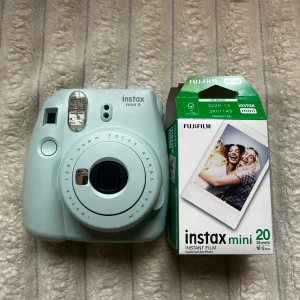 Instax mini 9 - Med följer 5 bilder i kameran och ett 10 pack. 