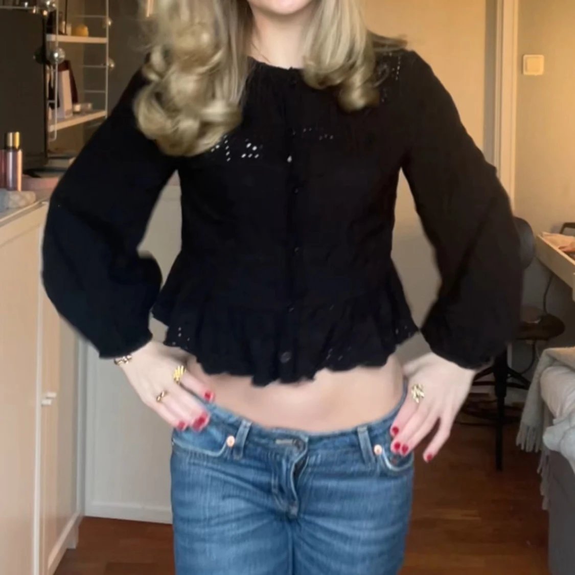 Svart blus med spetsdetaljer - 1