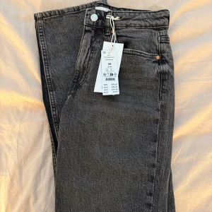 jeans  - hej! säljer dessa super fina jeanssn från gina tricot. stl 34 samt medelhög midja, straigt i modellen. aldrig använda då dem är lite för små för mig. hör av er vid frågor🫶🏻
