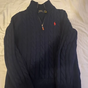 Mörkblå half zip kabel stickad från Ralph Lauren - Säljer en varm och stilren kabel stickad half zip Ralph lauren. Pris kan diskuteras😁
