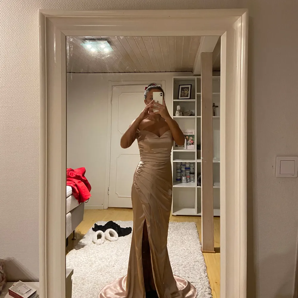 Hjälper min vän att sälja två av sina balklänningar och detta är den andra💕en offshoulder klänning i champagnefärg från Dressroom Linné som endast är använd en gång till ett bröllop🫶🏽storlek S. Mekot.