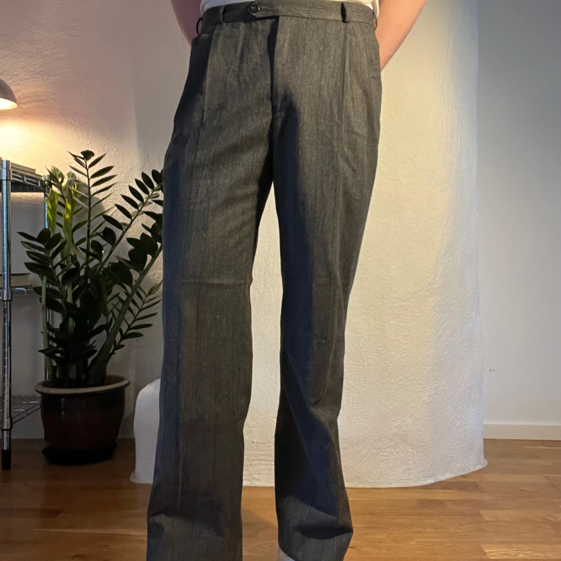 Grå randiga kostymbyxor