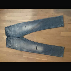 Jack & jones jeans slitningar (sällsynta) - Snygga blåa jack & jones jeans med slitningar. Jeansen är väldigt sällsynta och är svåra att få tag på. Slim/glenn fit 31/34. Nästan oanvända. Priset kan diskuteras.