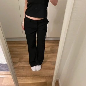 Low waist kostymbyxor från bikbok - Säljes pga blivit för stora. De är även uppsydda för att passa mig som är ca 160, men som man kan se på bilderna är detta något som man enkelt kan spräcka upp själv utan att det syns, ifall man skulle vilja ha de längre!