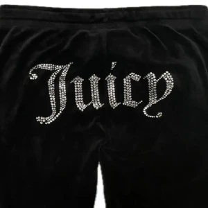 Svarta Juicy Couture byxor  - LÅNADE BILDER!!! Köpta här på Plick men aldrig använda av mig! Detta är förra ägarens beskrivning: Svarta Juicy Couture byxor🫶1-2 stenar har lossnat och har lagats i grenen eftersom de gick sönder (bild 3), dock inget som syns och annars är de i bra skick. Storlek L men passar mig som brukar ha M, skriv för äkthets bevis eller andra frågor❤️