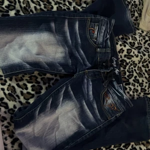 crazy age jeans!!💗 - suuuuper snygga crazy age jeans, mitt älsklingsplagg till typ varje outfit😓 dom har tyvärr blivit för små men dom är SÅÅÅ snygga! ASlågmidjade och bootcut/straight! kan såklart skicka fler bilder som hur dom ser ut på och blabla