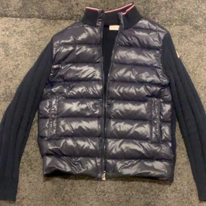Moncler cardigan - Fin och fräsch Moncler cardigan jacka inför våren/sommaren. Storlek S och pass formen är sjukt bra. Finns i Jakobsberg annars frakt!