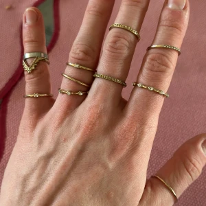Set med guld- och silverringar - Säljer flera tunna guld- och silverringar. Ringarna har olika design, inklusive släta och mönstrade varianter. Säljer alla för 60kr eller var och en för 10kr styck! 