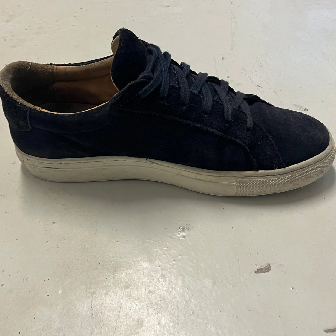 Mörk blå  sneakers från A DAY’S MARCH  - 2