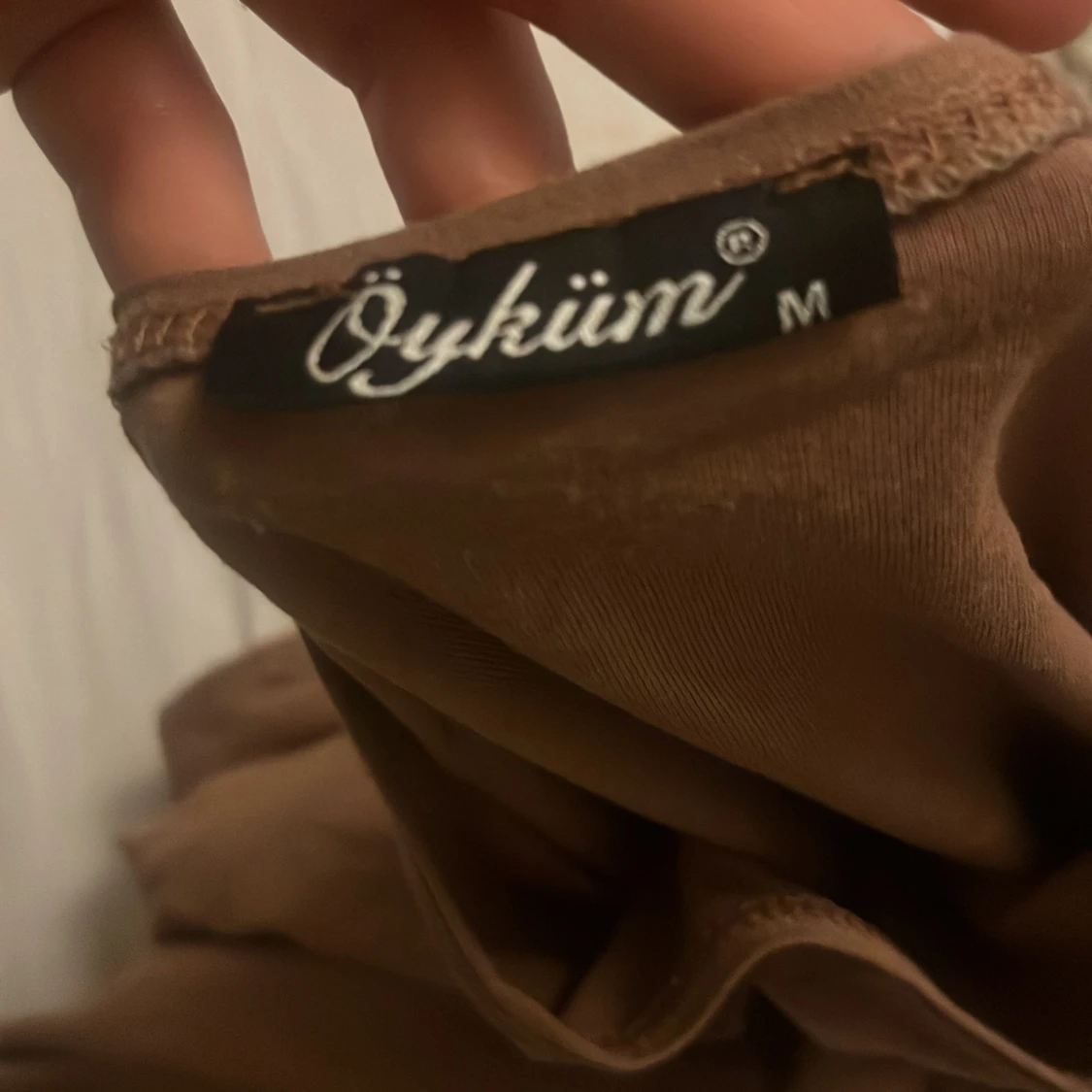 Brun topp med pärlbroderier - 2