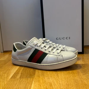 Gucci ace  - Ett par snygga gucci ace  kommer med original snören plus box passar perfekt nu på sommaren och nu mot hösten går ner i pris snabb affär 