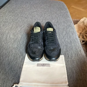 Valentin rockrunners  - Sjukt snygga rockrunners passar till allt. Pris kan diskuteras. Inga byten, skriv om ni har frågor eller vill ha mer bilder🙌🏻🙌🏻🙌🏻