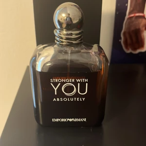 Stronger With You Absolutely - Säljer en stronger with you absolutely då jag inte använder längre. Original pris är 1400 men jag säljer för endast 1000. Det är ungefär 90 ml kvar. Priset är inte slaget i sten så det kan förhandlas.