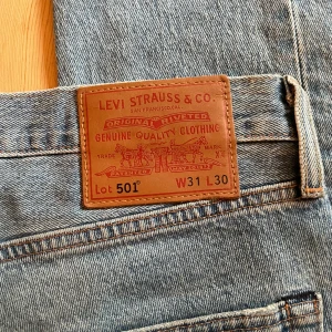 501 Levis herrjeans  - Klassiska 501 Levi’s jeans i herrstorlek w31/30 (se sista bilden). Testade men nästa helt oanvända! ☺️ Mycket bra skick.