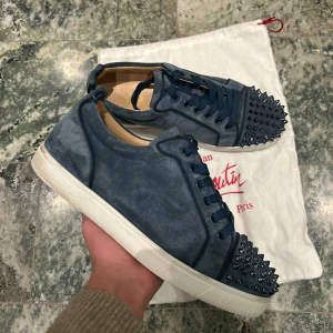 Christian Louboutin sneakers  - Ett par nästan helt nya loubs i färgen washed blue! Storlek 41 men passar 42 och dustbag medföljer! Självklart äkta!