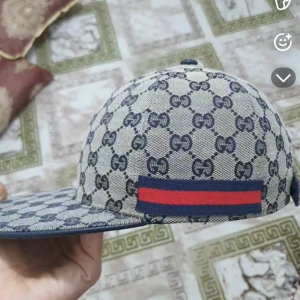 Gucci blå keps - Hej säljer min gucci keps använd i jätte bra skick.Inga skador eller något den är äkta men kvitto saknas och boxen därför säljs den lite biligare och den är i storlek M lite för stor på mig. Möts upp endast Malmö/hyllie och kan byta ifall de är samma keps som min i storlek S.