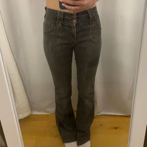 Grå bootcut jeans från Caltex - Jeans från caltex, skriv för mått eller andra frågor💕