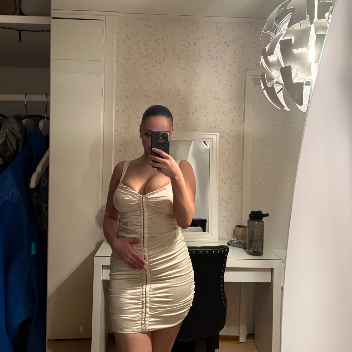 Champagnefärgad klänning från Oh Polly - 1