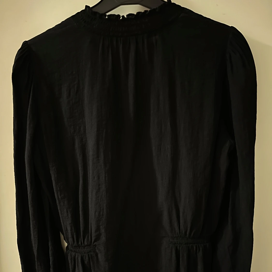 Svart blus med v ringning - 2