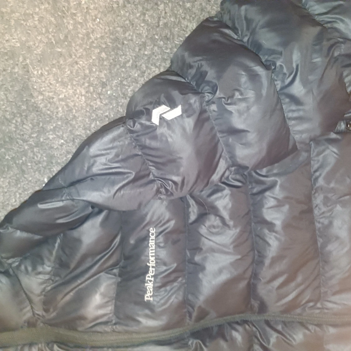 Svart pufferjacka från Peak Performance - 3