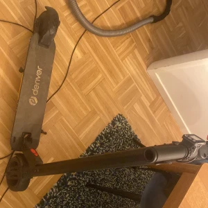 El scotter  - Hej säljer men Denver el scotter då jag inte använder den längre. Den går i 20 men kan köra i 25 beror på . Är helt öppen för byten mot vad som helst parfymer 