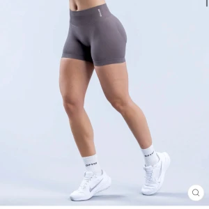 Impact shorts 4’5 - Säljer dessa superfina träningsshorten från DFYNE i färgen truffle då de tycörr va för stora. De är endast testade. 