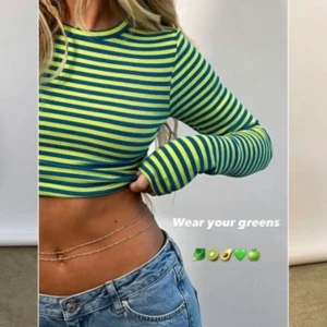 Randig grön och blå croppad topp - Strl är xs eller S skriv för information är lite osäker