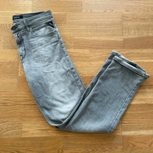 Grå jeans från Replay - Snygga grå jeans från Replay med klassisk femficksdesign och en diskret logga på bakfickan. Dom sitter fint och är ett väldigt bra exempel på ett par fina jeans från replay    Pris går att diskuteras 