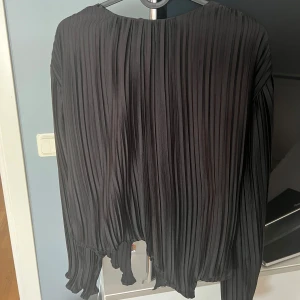Fest topp - Jättefin fest blus ifrån Gina tricot. Öppen rygg med knyten som man kan justera. Skriv för fler bilder eller funderingar💗