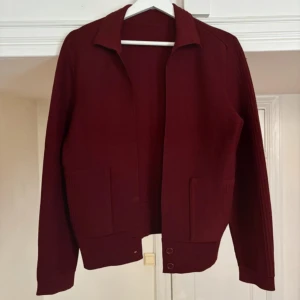 Vinröd Cardigan - Vintage vinröd cardigan 45x60cm. Sjukt snygg men passar inte mig tyvärr 