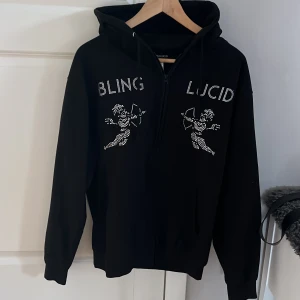 Bling Lucid hoodie - Säljer min näst intill helt nya bling lucid hoodie då den mest hängde och inte passar längre. Den är storlek M. Original pris 899kr.
