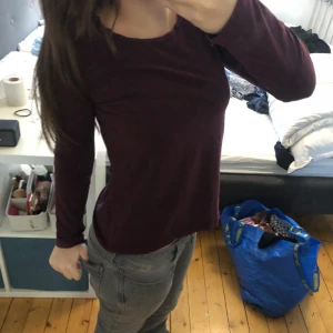 Vinröd långärmad topp från Anna Field - Säljer en stilren vinröd långärmad topp från Anna Field. Perfekt för en avslappnad look. Toppen har en rund halsringning och är gjord i ett mjukt material som känns skönt mot huden.