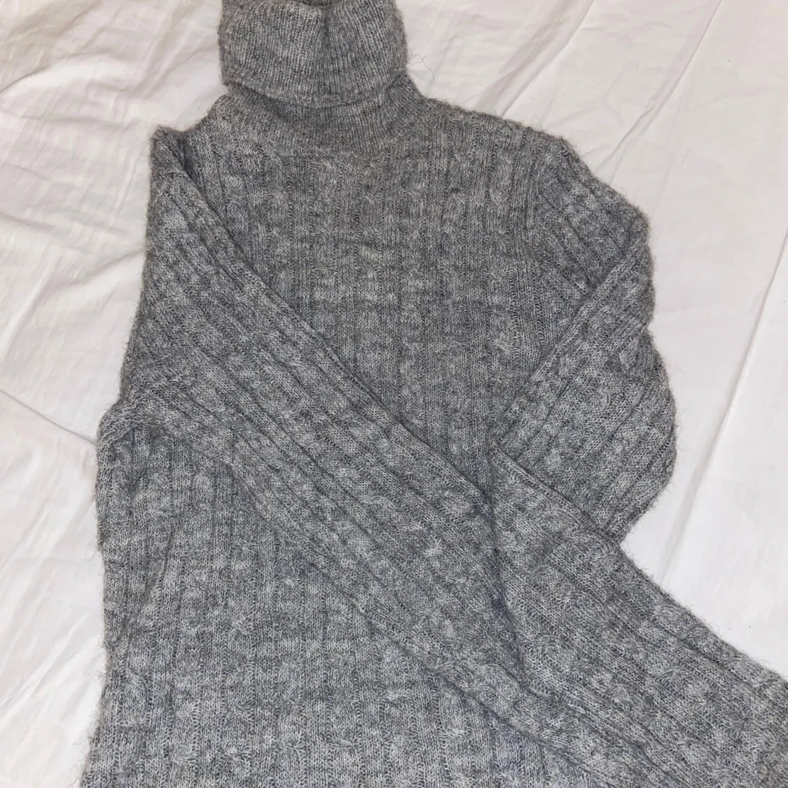 Grå stickad polotröja från BikBok - 1