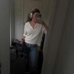 Vit stickad polotröja - Super söt virkad blus med (hål) den är ifrån pigalle i storlek s. Den är cream vit. Nyskick  