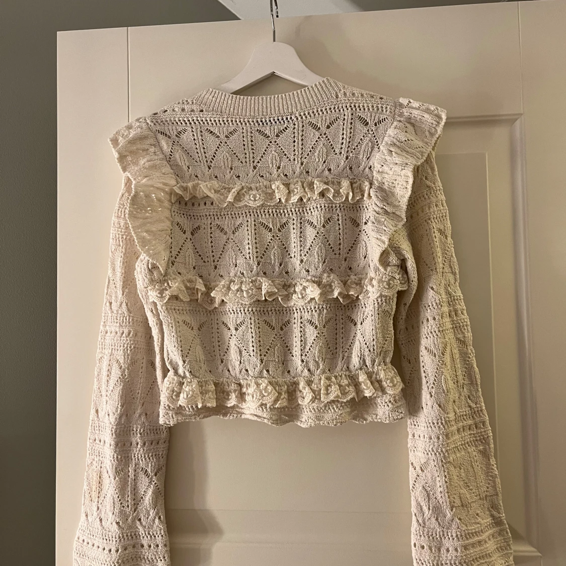 Vit spetsblus med volanger - 1