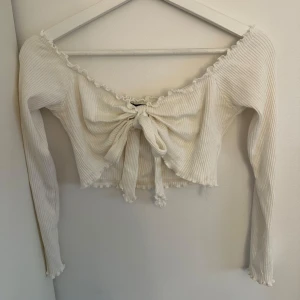 vit sommar topp - vit sommar topp från bikbok i strl S, jätte bra skick inga defekter🌸