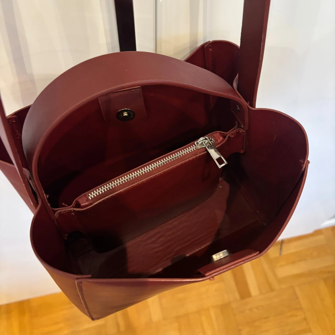 Vinröd axelväska från Gina Tricot - 4