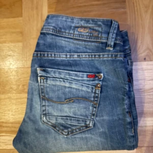 Blå low waist jeans - Super snygga låg midjade jeans från ’For Your Personal Identity’ i storlek w34/L32 men skulle säga att dem passar s-m midjemått: 38cm innerbenslängd: 82cm🤗💗