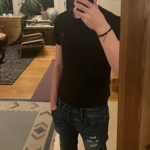 Svart t-shirt från Ralph Lauren - Säljer en stilren svart t-shirt från Ralph Lauren säljer då ja växt ut skicket på den är ganska bra och går prima att använda. Priset kan diskuteras vid snabb affär