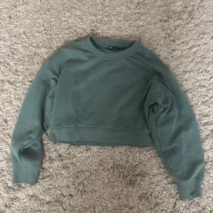 Sweatshirt - Croppad sweatshirt i storlek M men är mer som en S eller XS