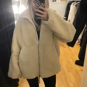 Beige teddyjacka - Mysig beige teddyjacka med dragkedja framtill. Jackan har en oversized passform. Storlek S från HM